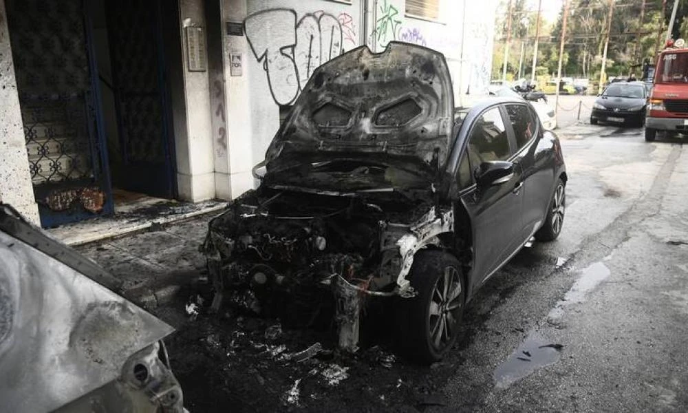 Έκτακτο: Άγνωστοι καίνε αυτοκίνητα σε διαφορετικά σημεία των Εξαρχείων